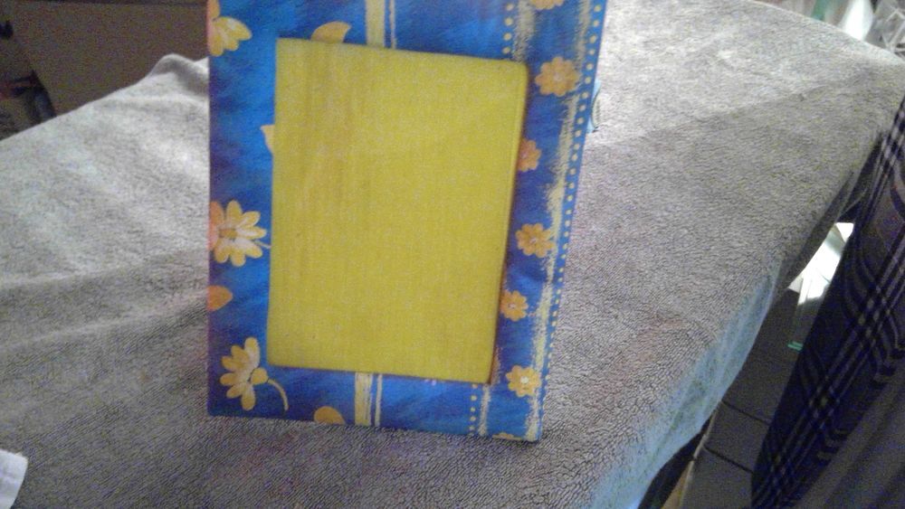 CADRE PHOTO BLEU ET JAUNE
23,5 CM X 18,5 CM
TISSUS
Décoration