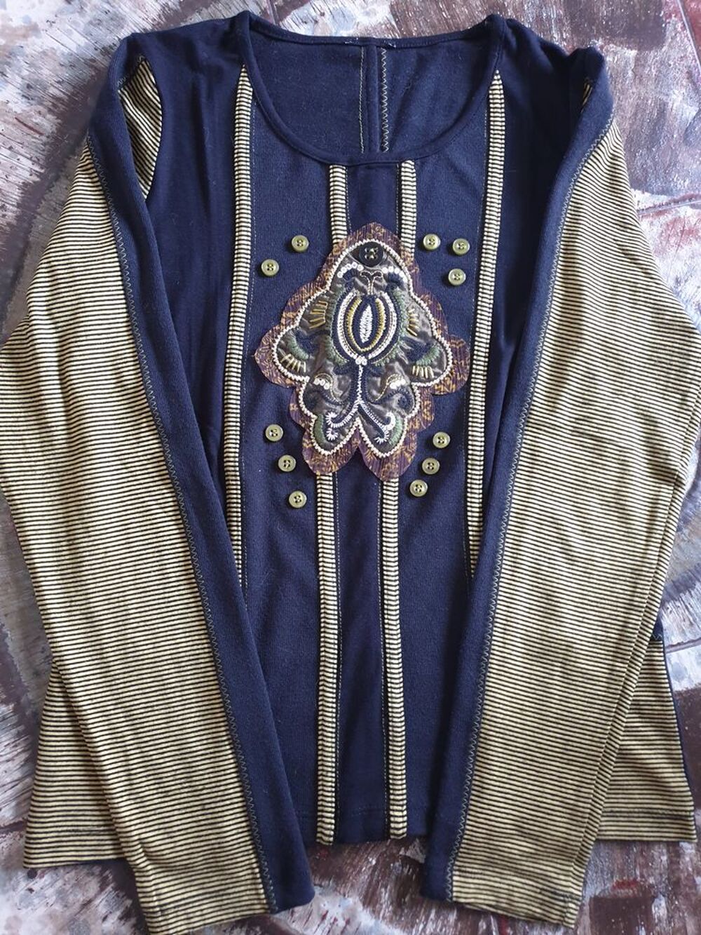 Tee-shirt fond noir, &agrave; motifs, T 36-38, d&eacute;griff&eacute; L. Vidal Vêtements