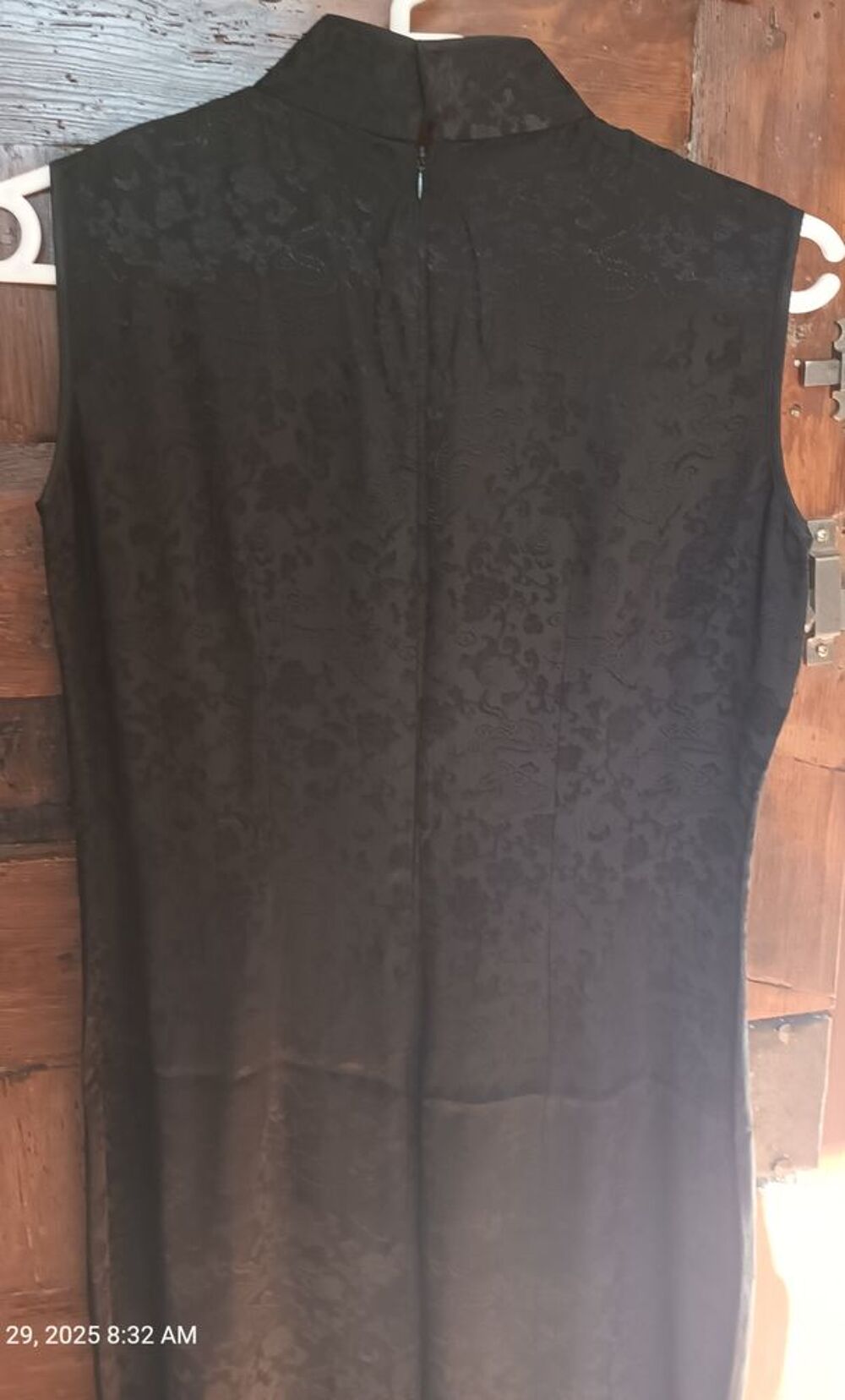 Robe noire &eacute;l&eacute;gante brod&eacute;e &agrave; fleurs rouges Vêtements
