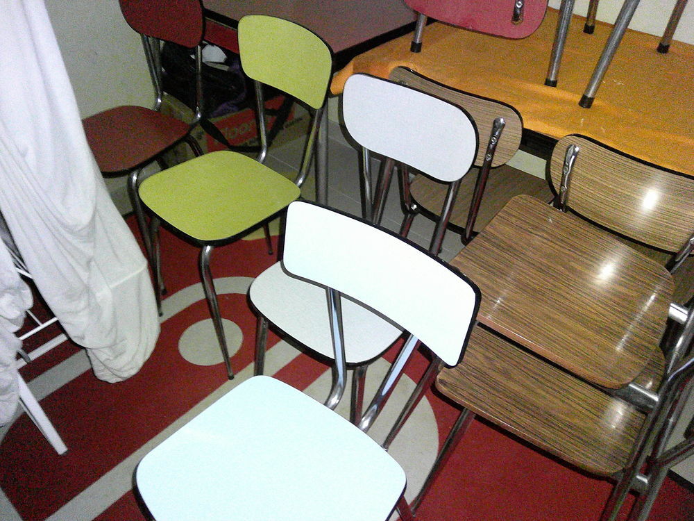 40 chaises en formica et tabourets Meubles
