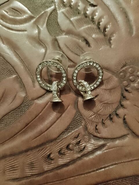 boucles d'oreilles strass translucides sur m�tal dor�. 5 Carqueiranne (83)