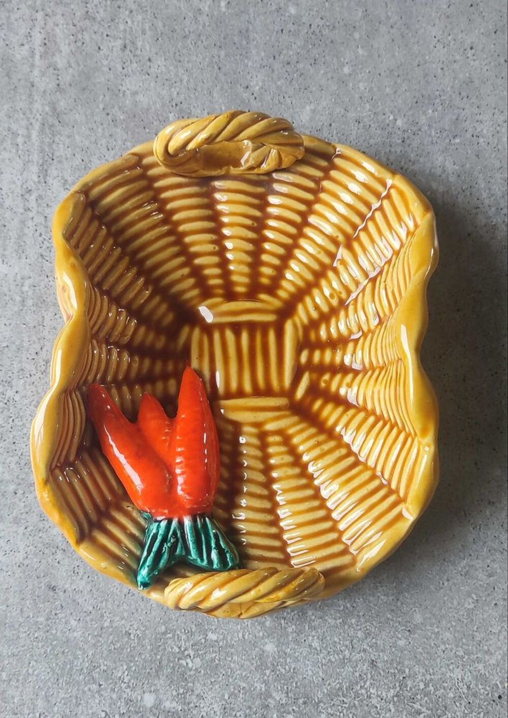 Barbotine "Panier carottes"Vallauris 