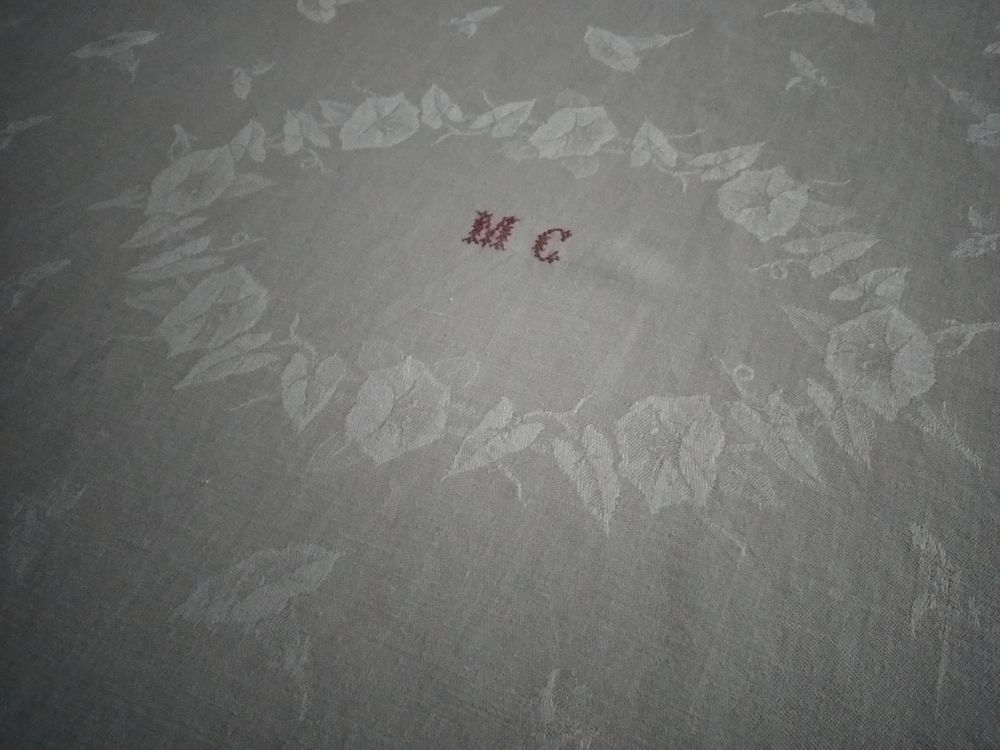 Ancienne nappe damass&eacute;e Dcoration