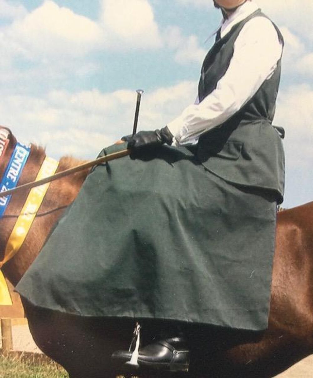 Tenue d'&eacute;quitation amazone taille 38-40 gilet long + tablier Sports