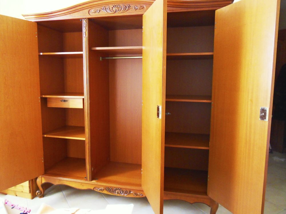 ARMOIRE MERISIER 3 PORTES "CELIO" 1/3 penderie - 2/3 ling&egrave;re Meubles