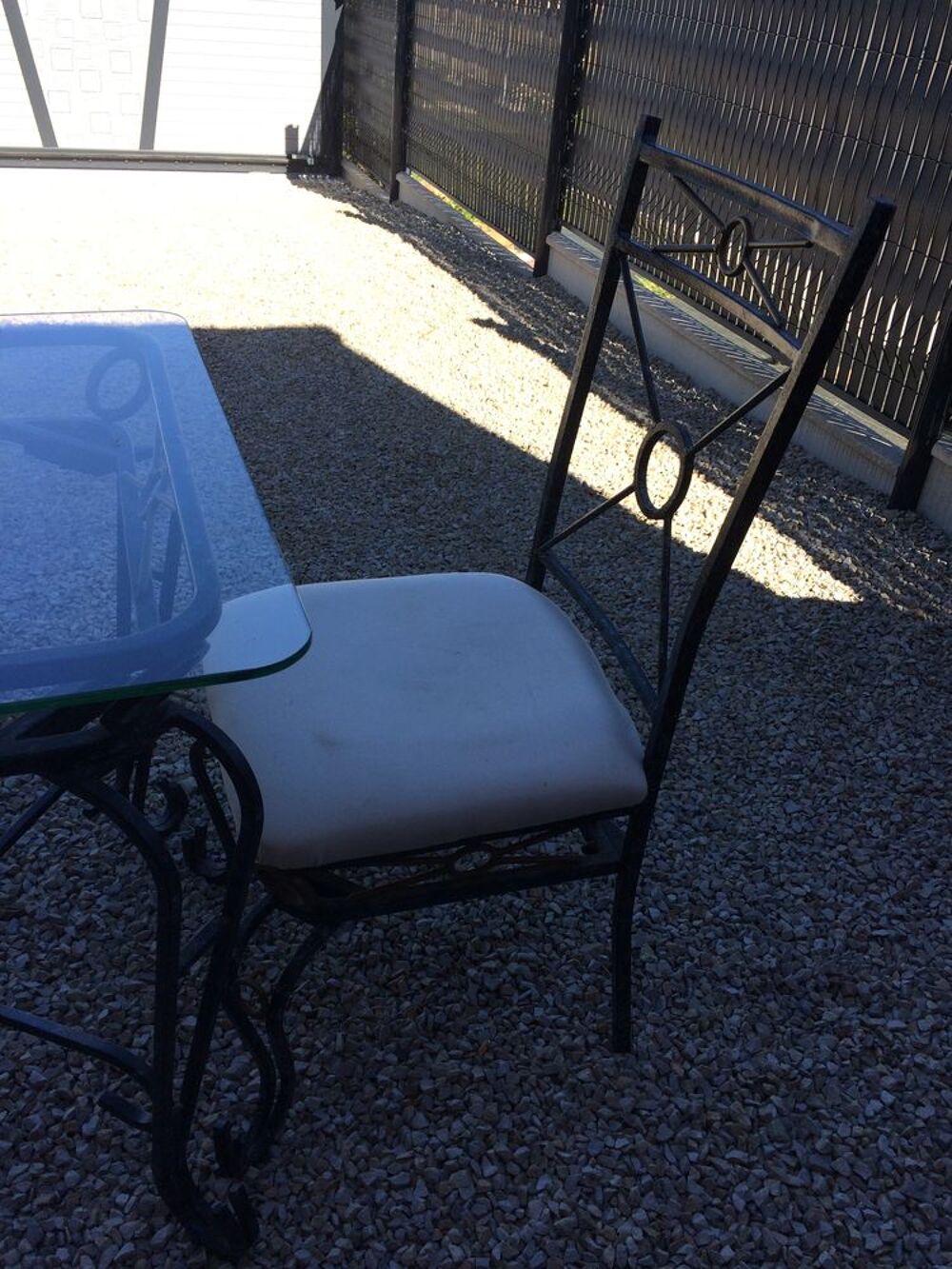 Table en fer forg&eacute; avec 4 chaises Meubles