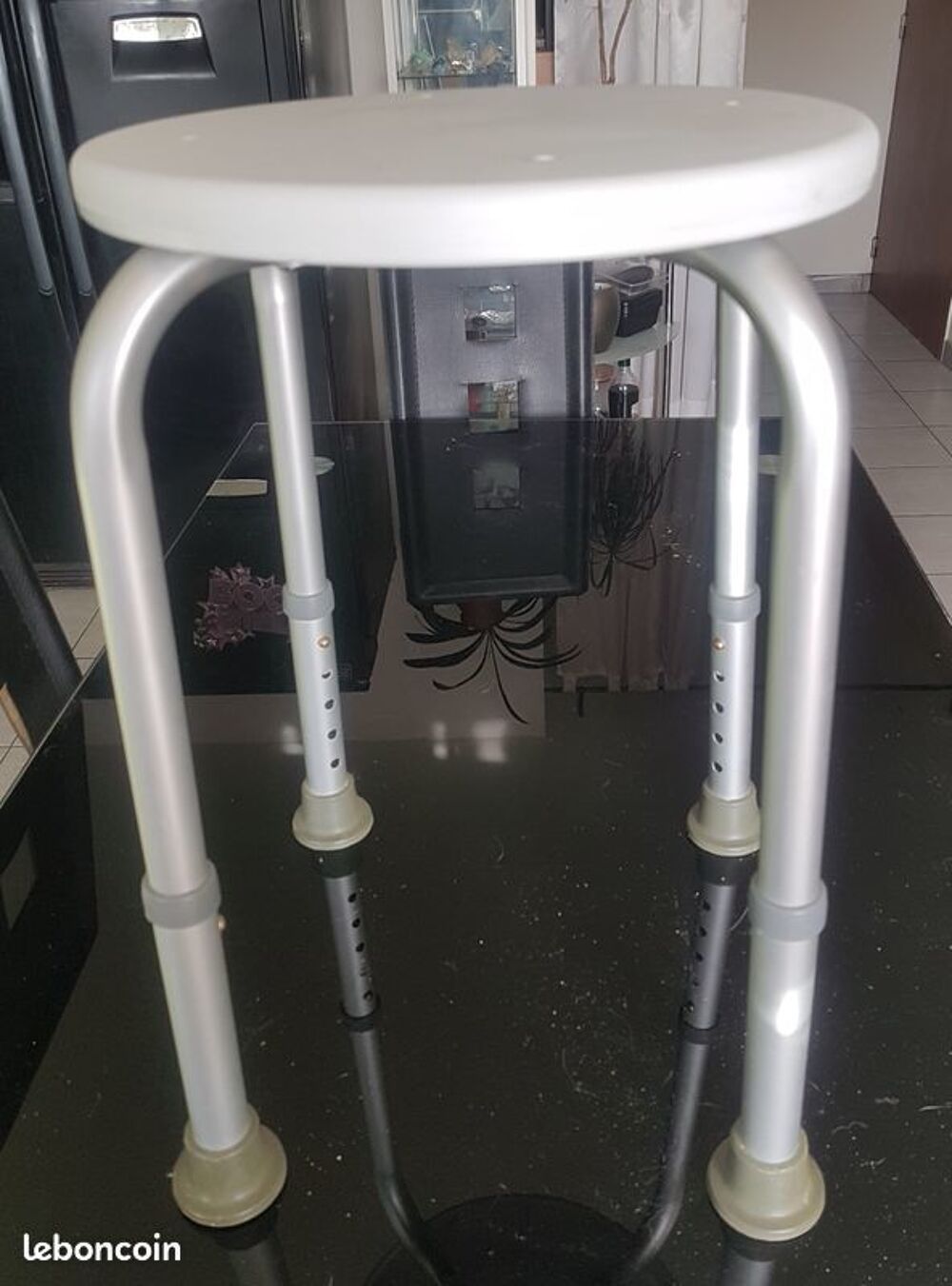 Siege/tabouret de bain m&eacute;dicalis&eacute; neuf Meubles