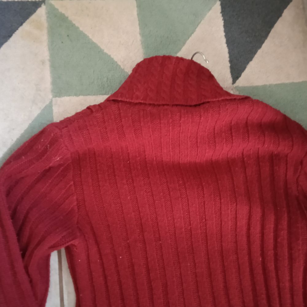Pull rouge acrylique col roul&eacute; T 40 attache sur l'avant Vêtements