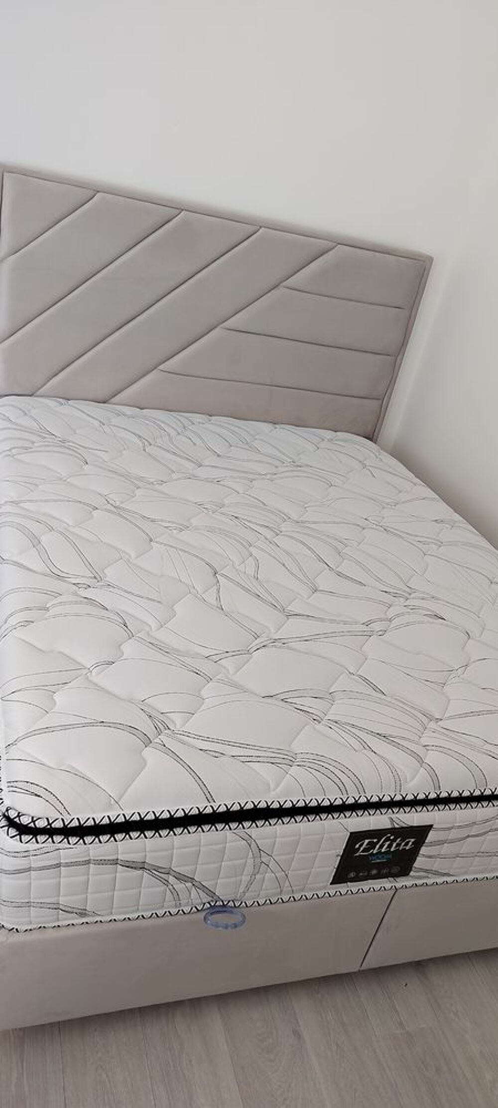 Lit avec t&ecirc;te de lit capitonn&eacute;e avec matelas 600€ Meubles