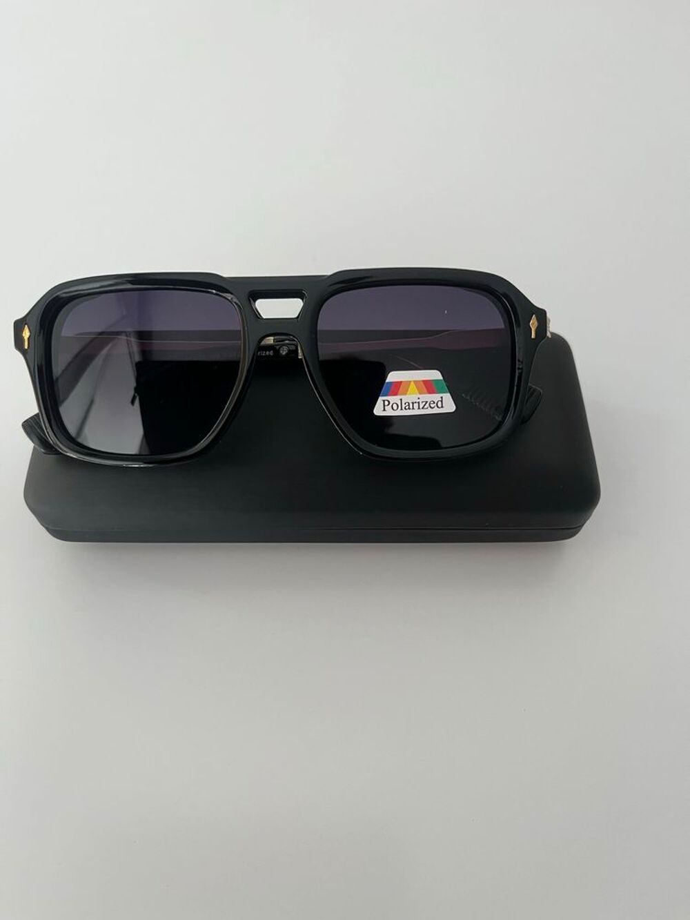 Lunettes de soleil, monture rectangulaire. Verre polariser neuve. Bijoux et montres