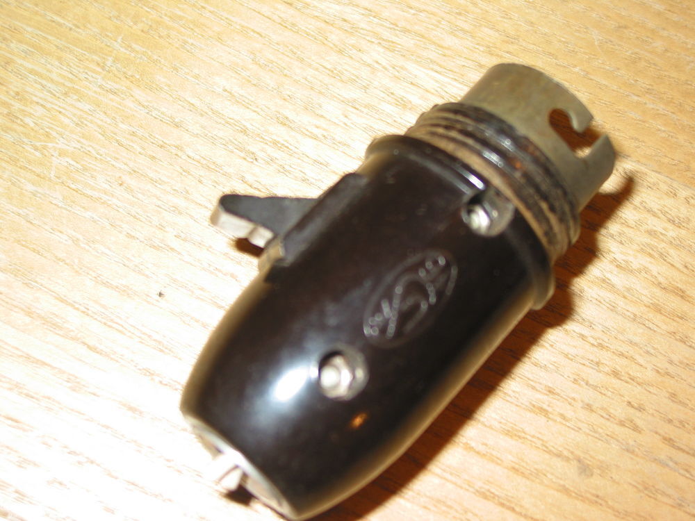 Douille DE LAMPE en bak&eacute;lite avec interrupteur marque USE 16 Décoration
