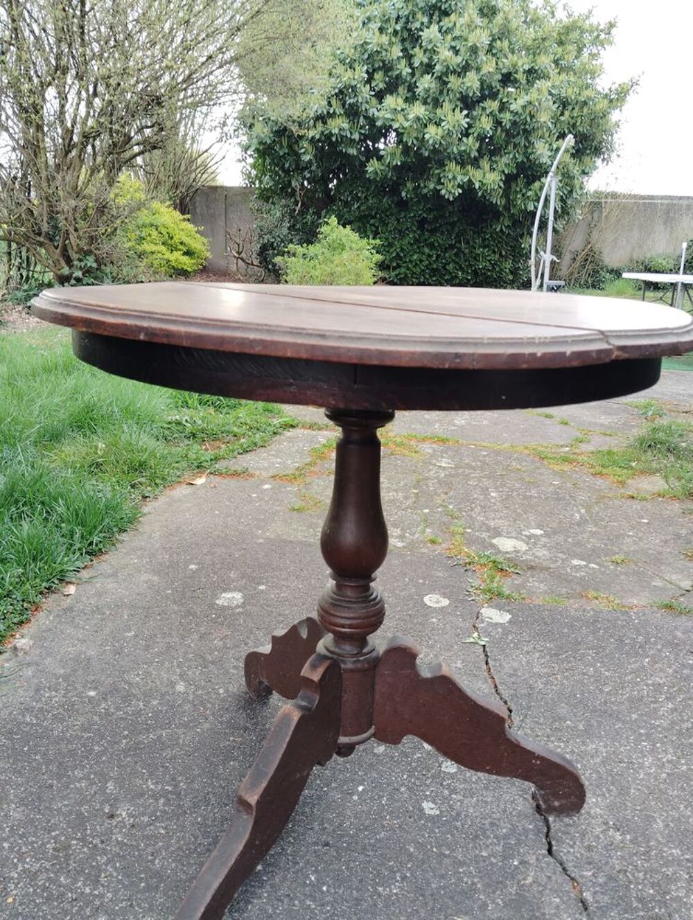 . C&egrave;de table gu&eacute;ridon en ch&ecirc;ne. Meubles