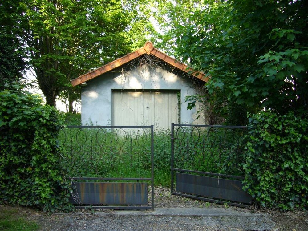 Vente Parking/Garage Petit garage sur terrain centre ville Arnac-pompadour