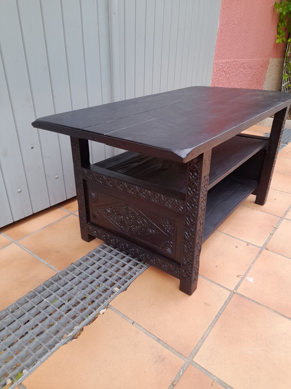 1 table basse en c&egrave;dre de l'Atlas sculpt&eacute; Meubles