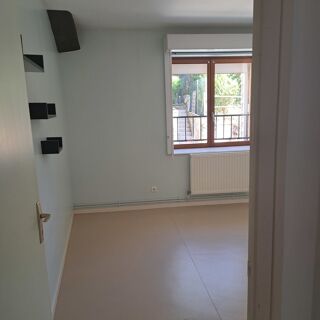  Appartement à louer 3 pièces 100 m²