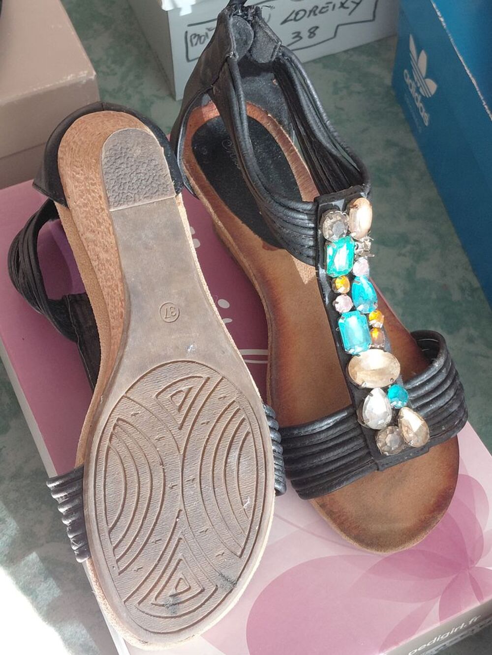 Differentes chaussures , femles- enfants et hommes. Chaussures