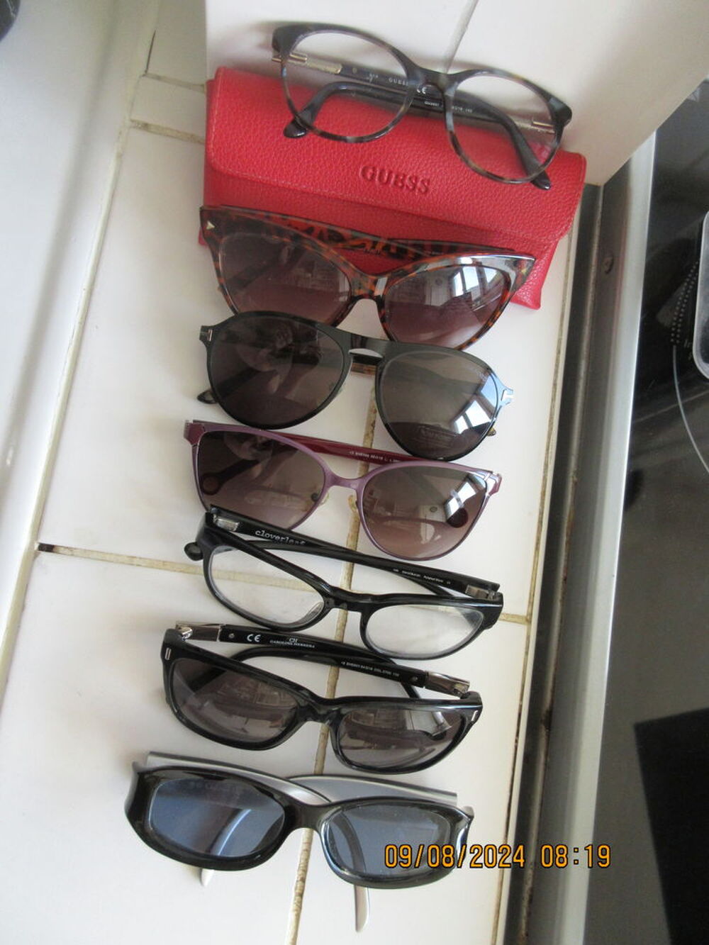 LOT DE 9 PAIRES DE LUNETTES , Bijoux et montres