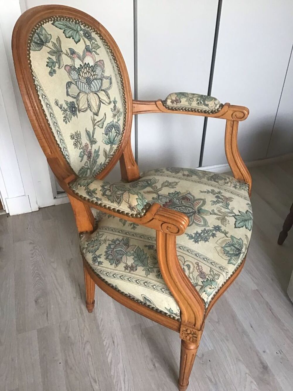 Fauteuil m&eacute;daillon style Louis XVI Meubles