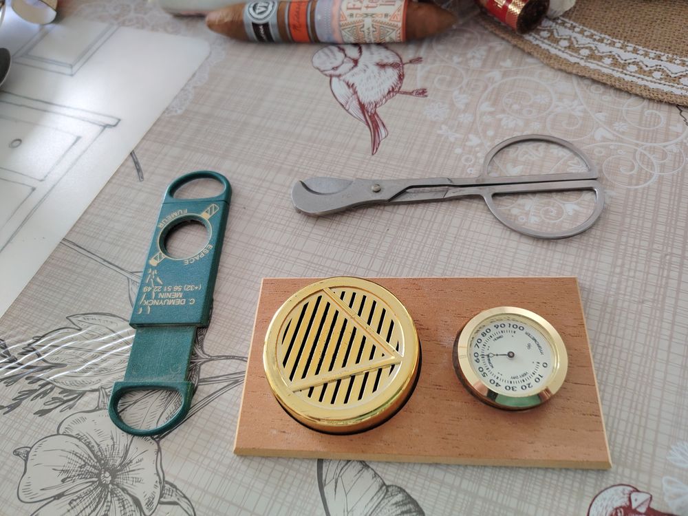 Cave &agrave; cigares bon &eacute;tat avec accessoires Electroménager