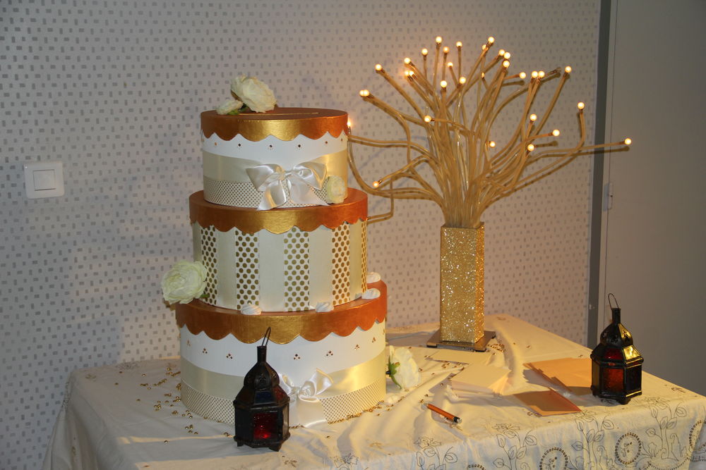 urne de mariage forme g&acirc;teau Décoration