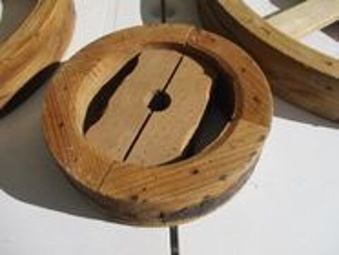 1 ancienne petite roue ou poulie chariot ancien et autres  0 M�rignies (59)