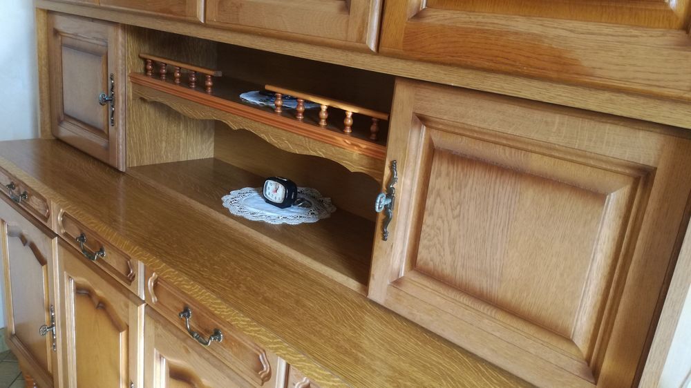 Buffet en bois.
Meubles