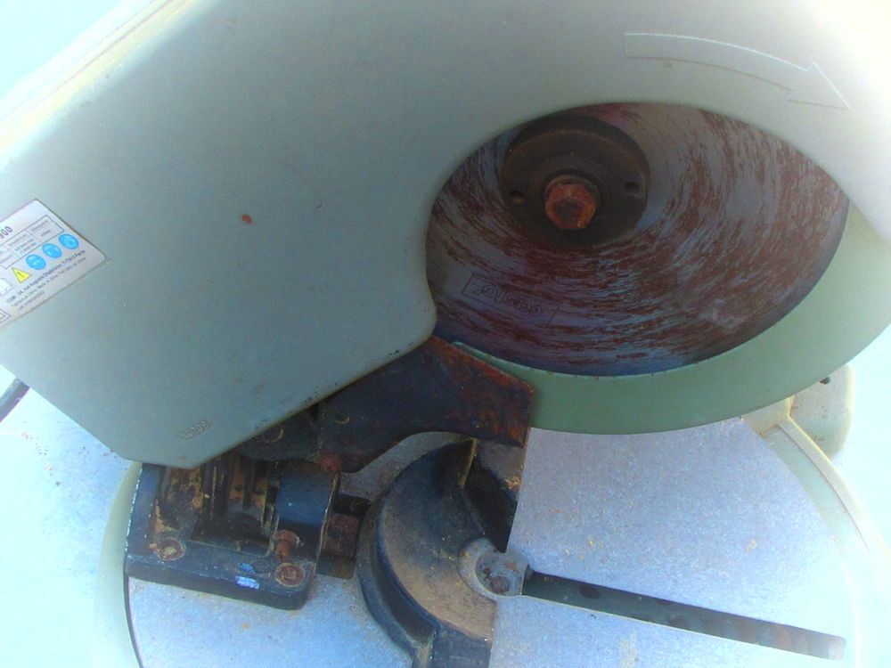 Scie &agrave; onglets &eacute;lectrique. Bricolage