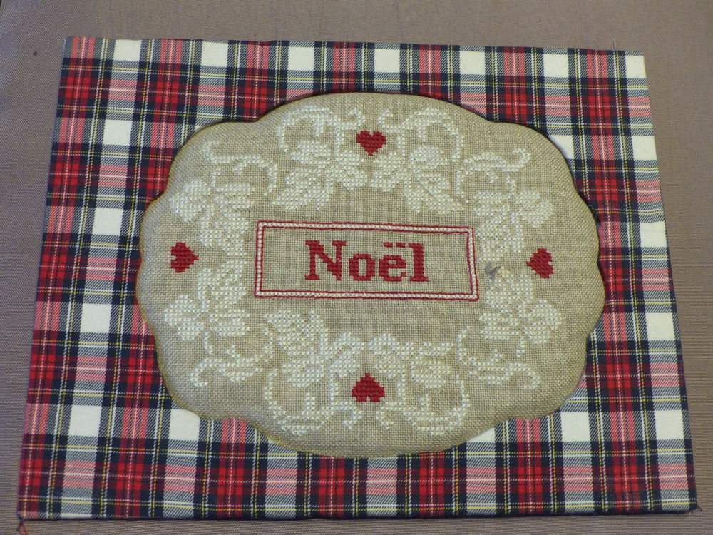 belle d&eacute;coration suspension " NOEL " POINT DE CROIX Décoration
