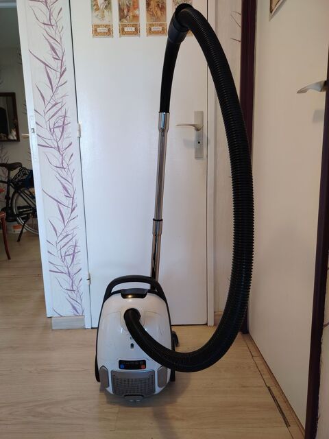 Aspirateur ESSENTIEL B EAT 68 PET Gennevilliers (92)