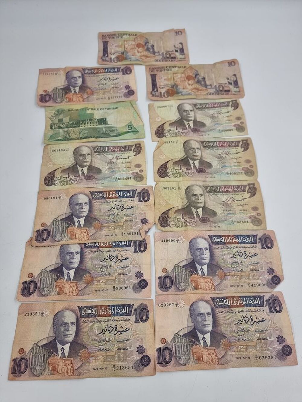 Lot de 13 anciens billets de banque Dinars de Tunisie 