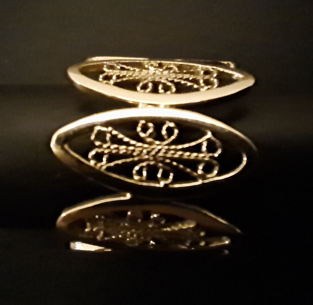 Bijou Bague en or 18 carats motif filigrane Bijoux et montres