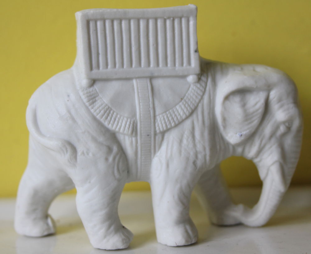 Elephant porcelaine biscuit 
jardini&egrave;re SAXE OU SEVRES Décoration