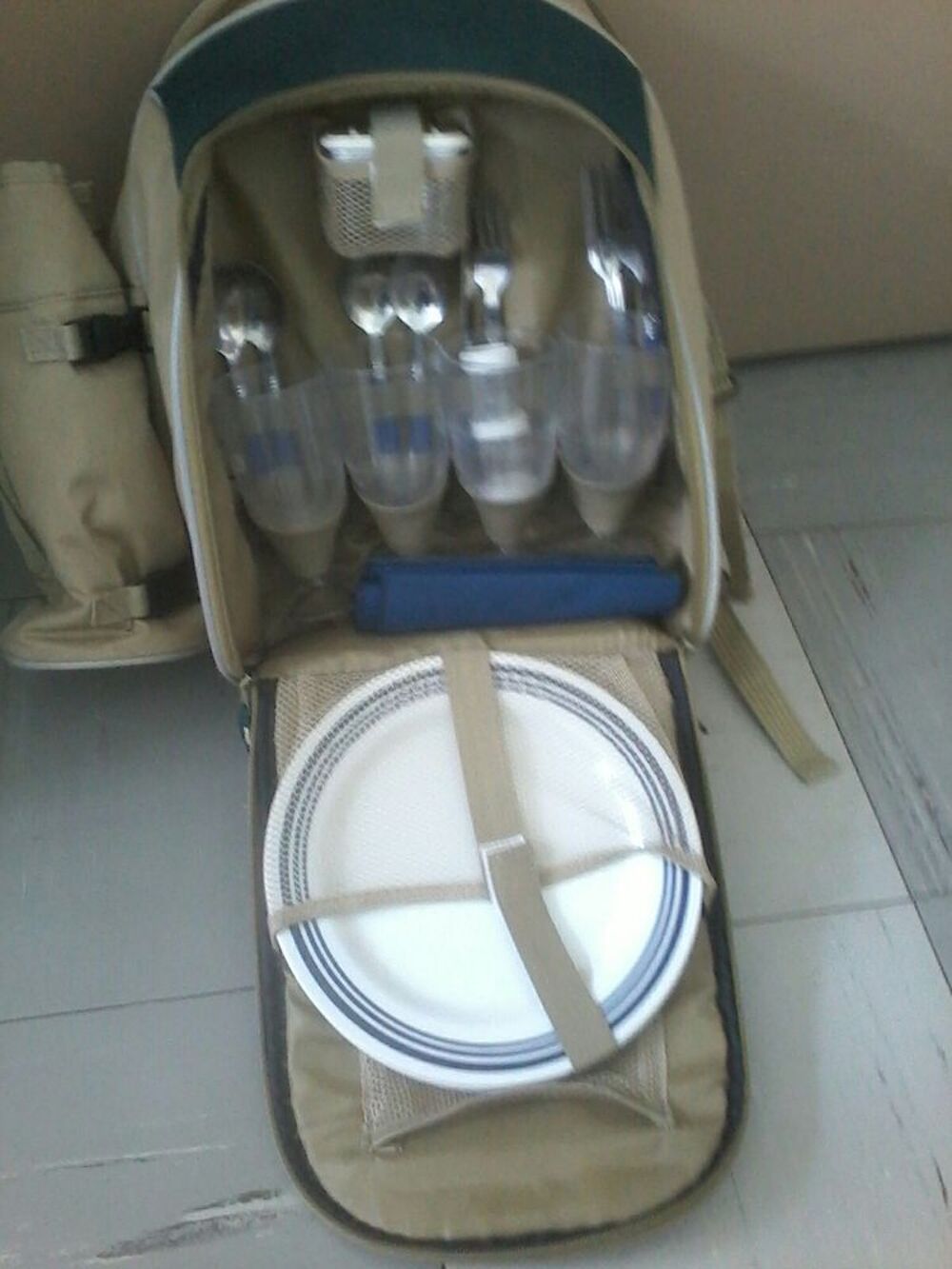 sac a dos picnic avec la vaisselle Jardin