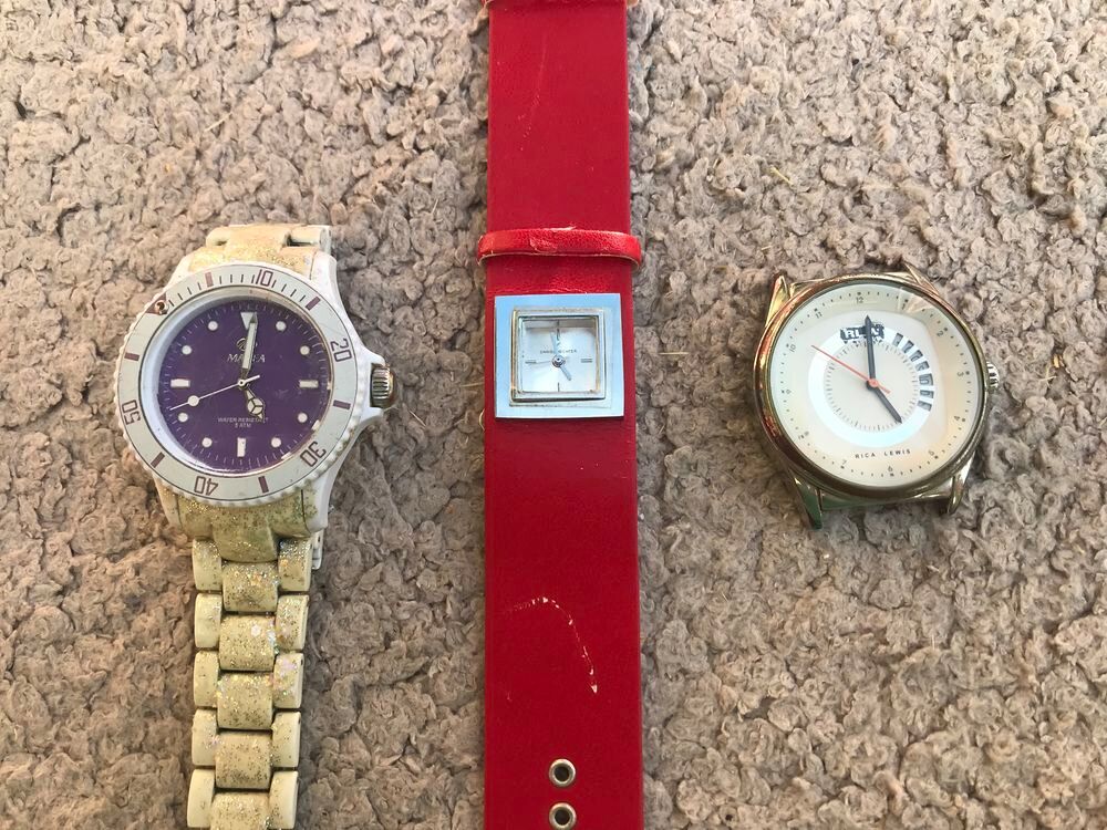 Trois montres fonctionnelles avec piles neuves Bijoux et montres