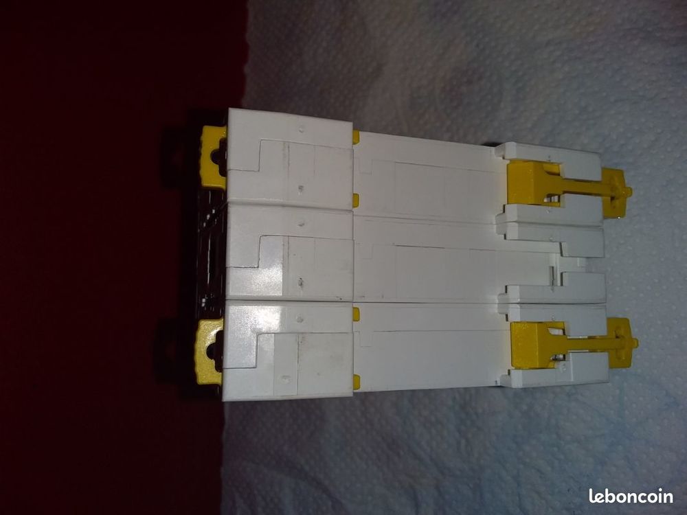 A9F74306 - Disjoncteur triphas&eacute; 3P 6A Courbe C - 3 Bricolage
