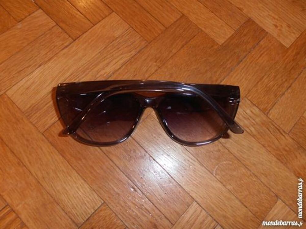 Paire de lunettes gris fum&eacute; (27) Bijoux et montres
