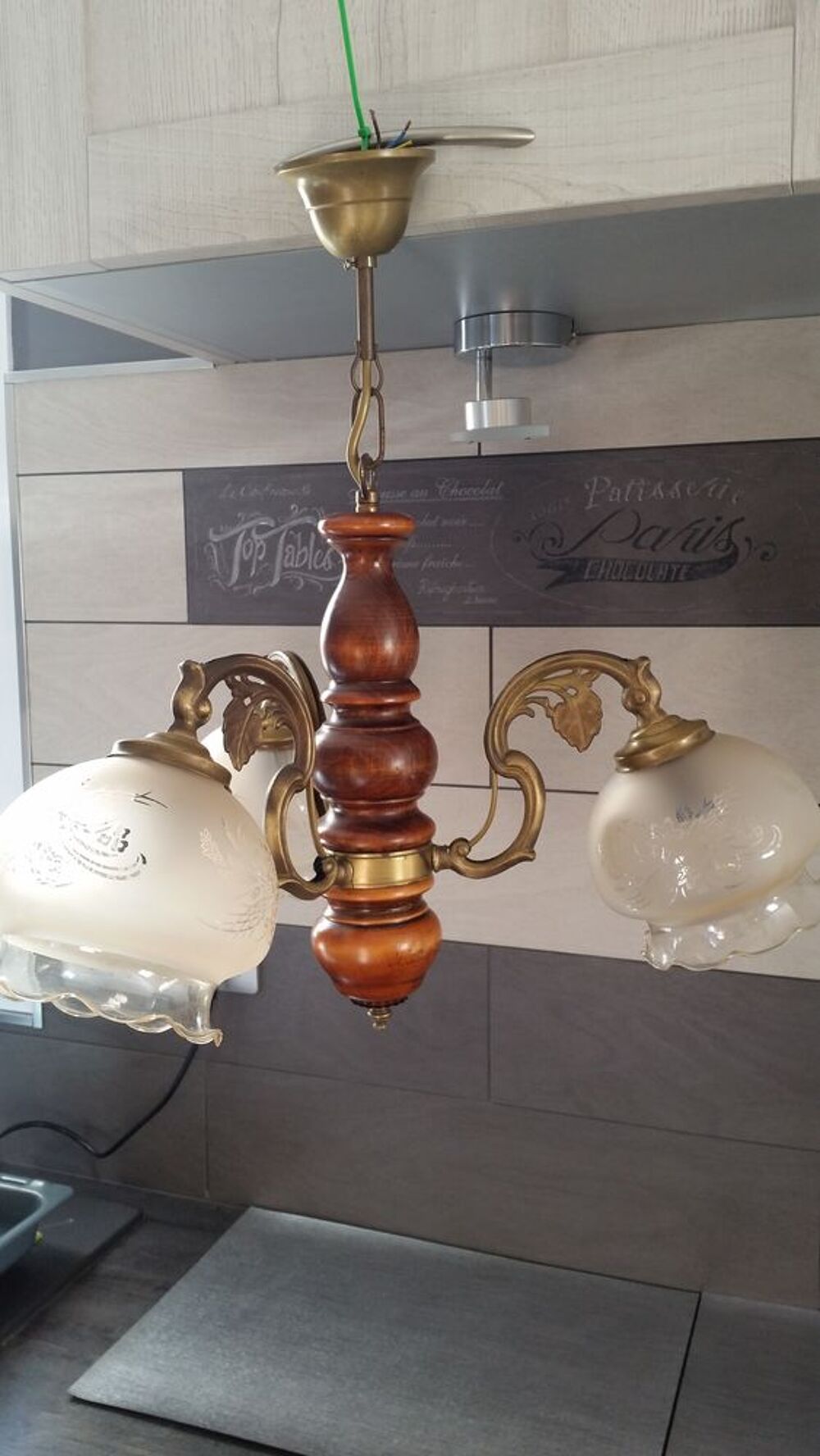 Lustre en bois, laiton et globes s&eacute;rigraphi&eacute;s &agrave; 3 branches. Décoration