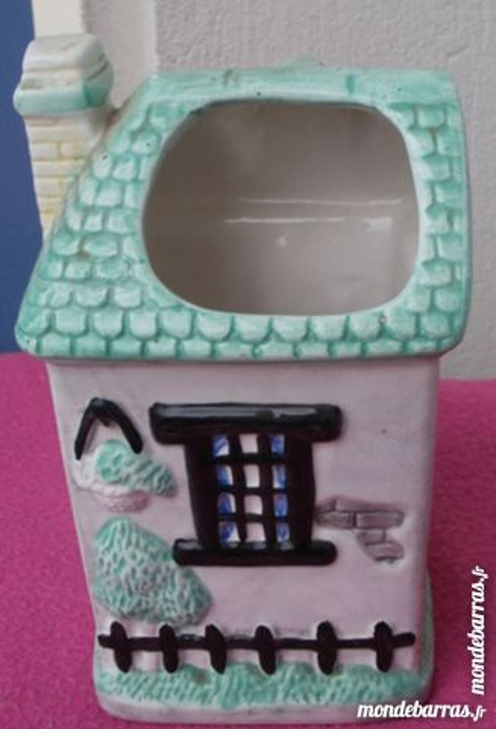 Vase porcelaine, forme ferme auberge Décoration