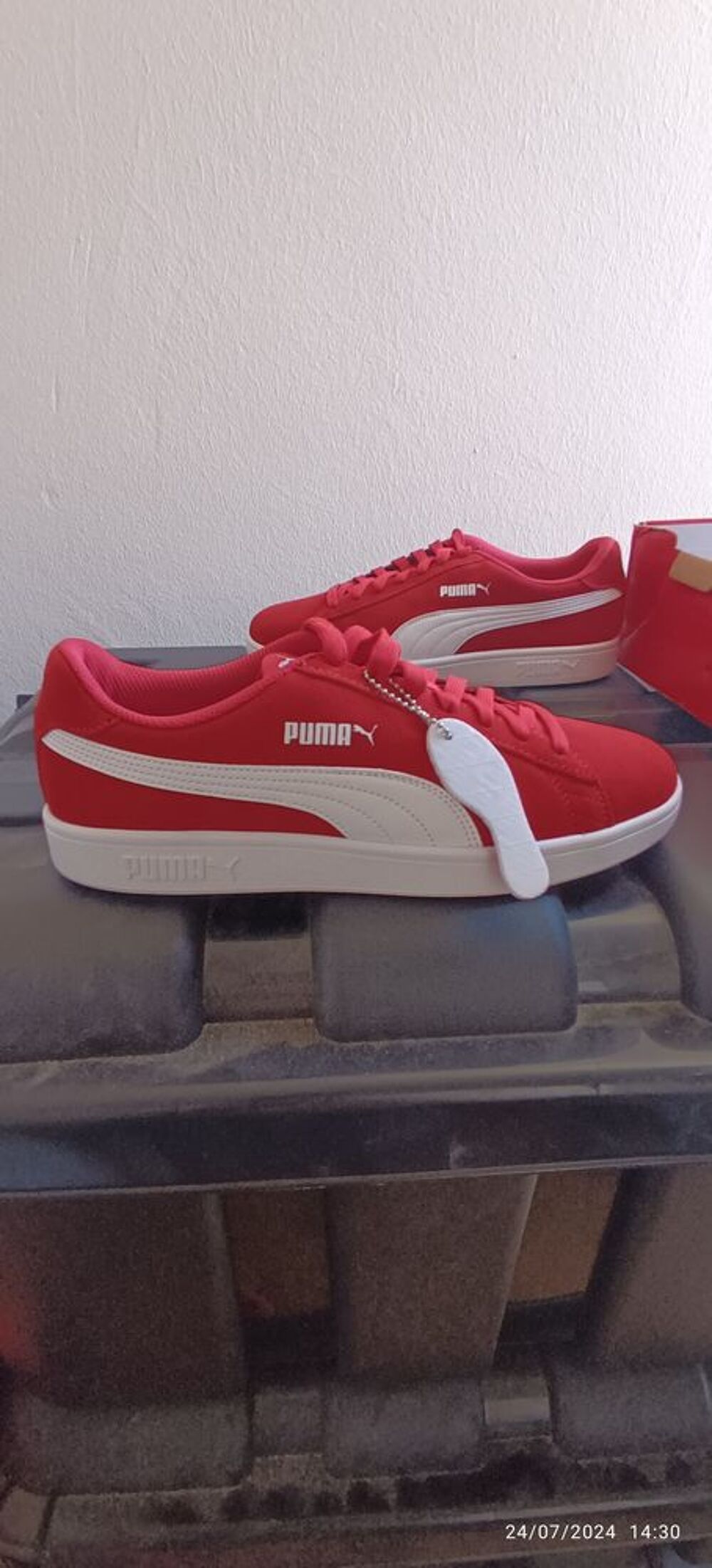 Superbes baskets PUMA authentiques rouges neuves Chaussures