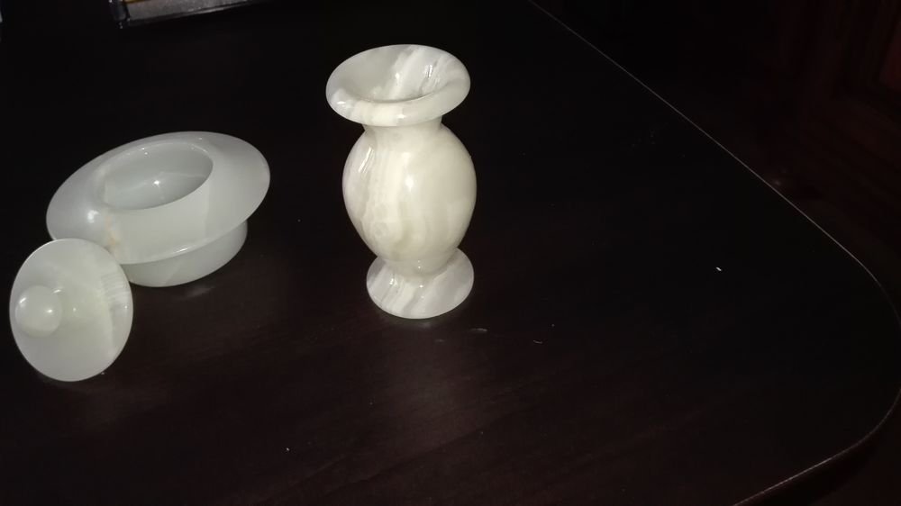 vase et bo&icirc;te en alb&acirc;tre Décoration