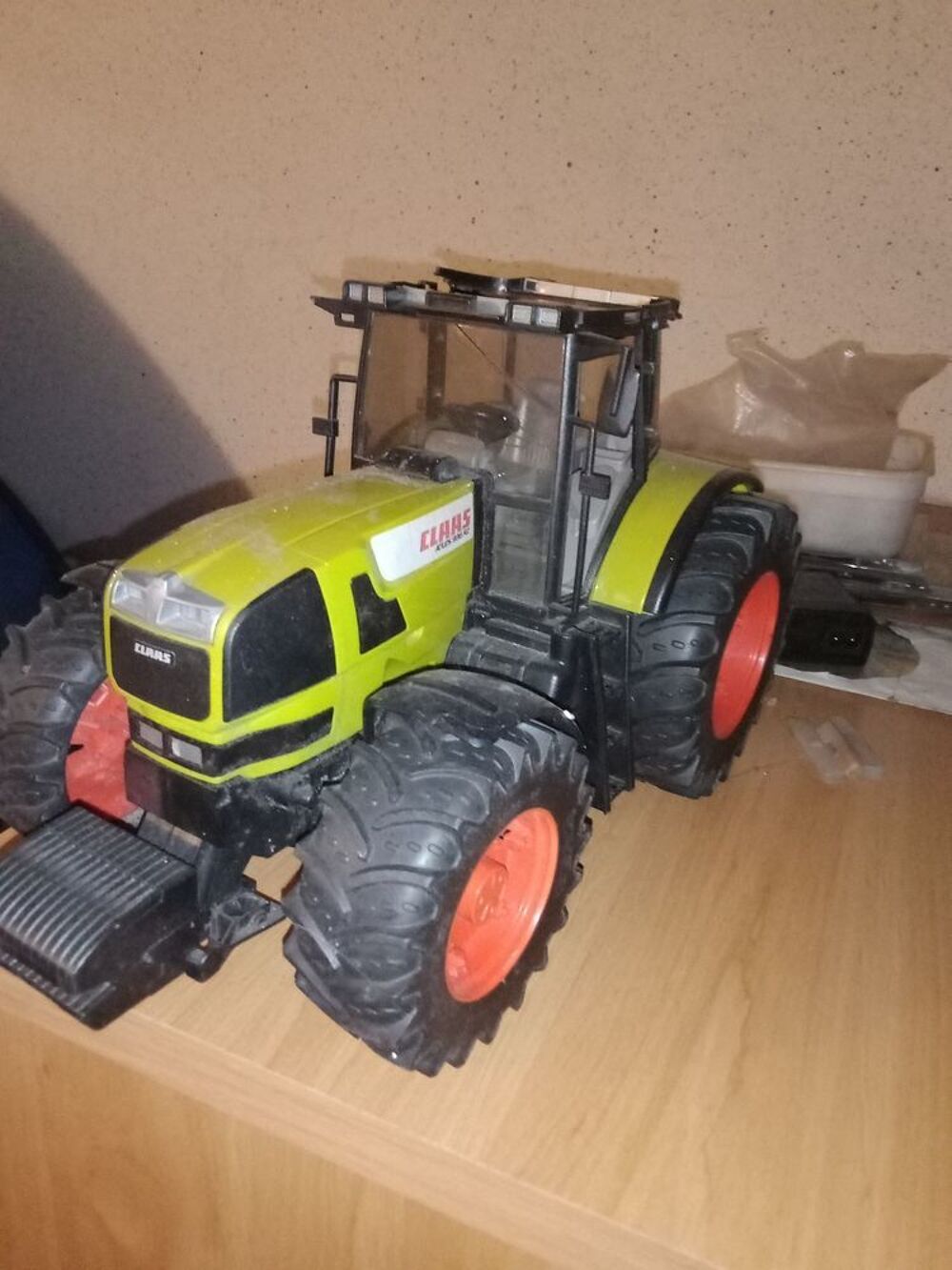 tr&egrave;s joli tracteur &eacute;norme &agrave; poser sur &eacute;tag&egrave;re CLAAS D�coration