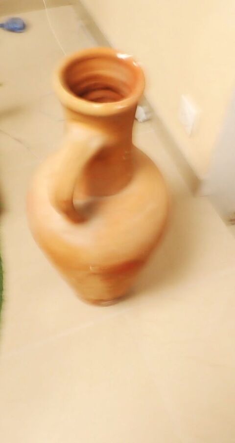 amphore   en terre cuite Courth�zon (84)