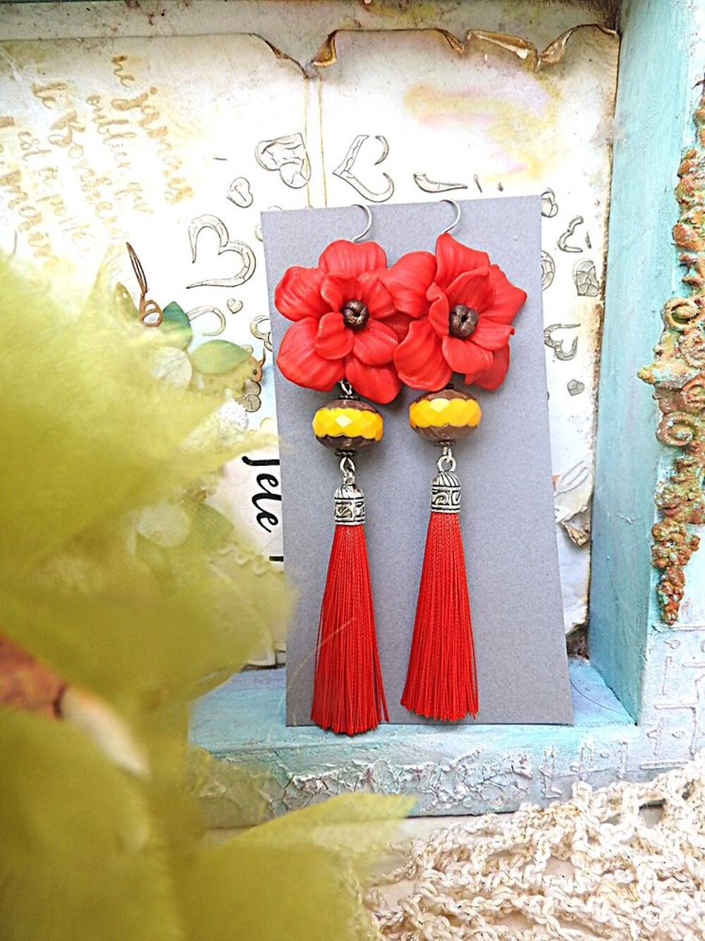boucles d oreilles rouges avec les fleurs de coquelicot. Bijoux et montres