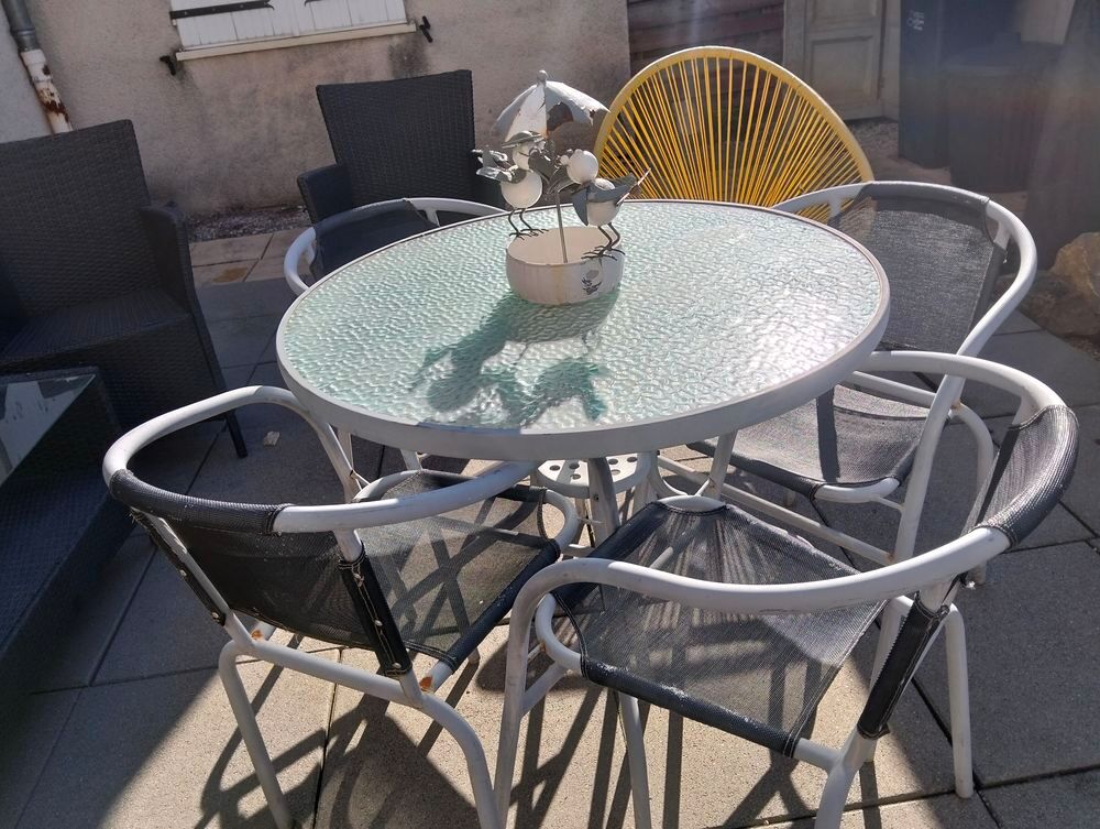 table ronde avec 4 chaises de jardin Meubles