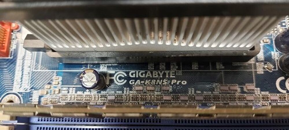 C. M&egrave;re GIGABYTE K8NS Pro+AMD Sempron 3000+ &agrave; 1,8 Ghz+M&eacute;m. Matériel informatique