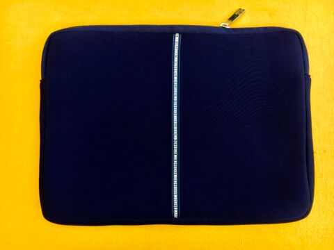 Housse Neuve BIKKEMBERGS pour tablette & ordinateur, Étui 22 L'Isle-Jourdain (32)