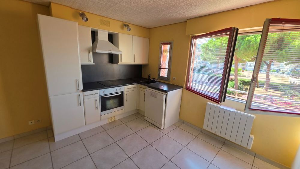 Vente Appartement LE CAP D'AGDE: Situé secteur PORT : Grand 2 pièces TRAVERSANT ( Vue latérale port ), situé au 2ème étage. Le cap d agde