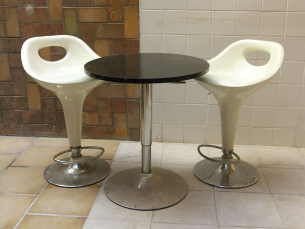 1 table ronde de bar et 1 si&egrave;ge r&eacute;glable Meubles