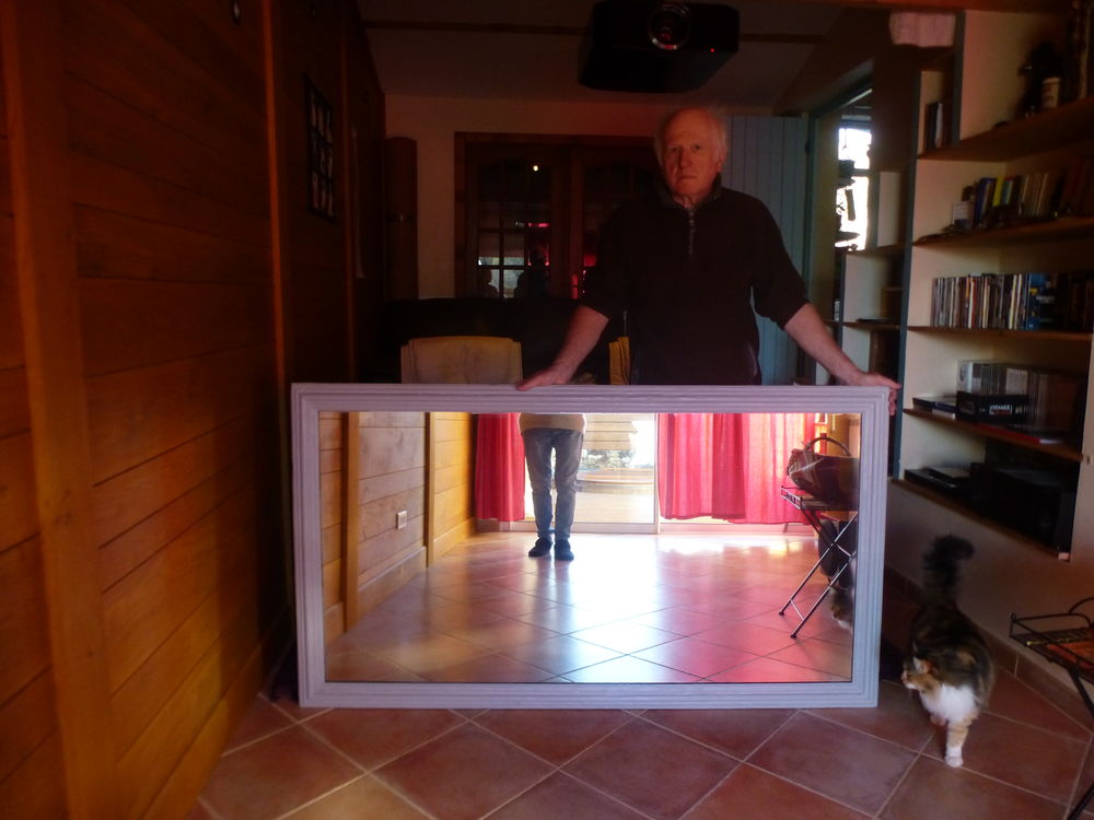 MIROIR EN M&Eacute;TAL DORE
Décoration