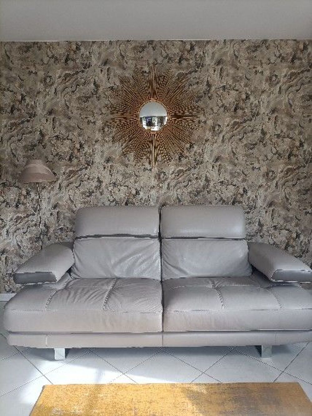Lot de 2 canap&eacute;s en cuir. Meubles
